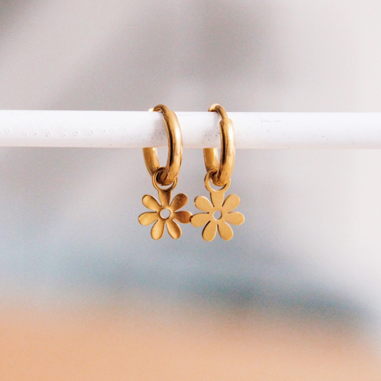 Stainless steel hoop earrings with daisy flower - Gold - CB358