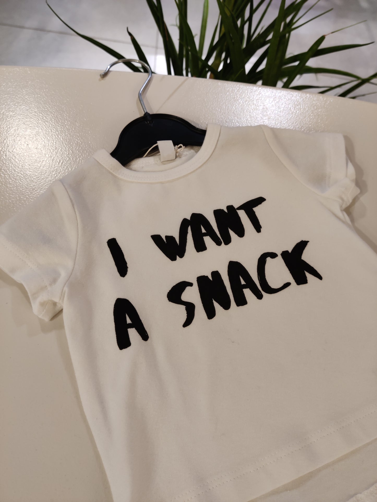 T-shirt I want a snack